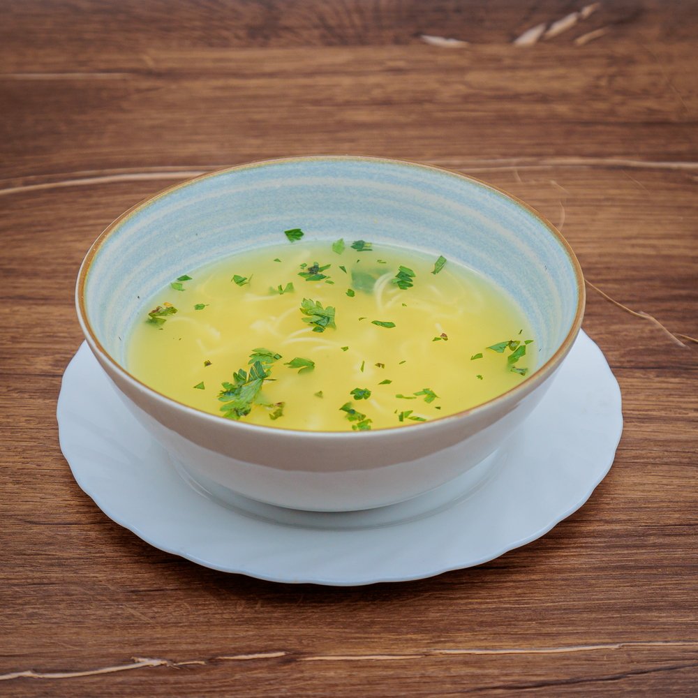 Domaća supa sa rezancima i knedlama