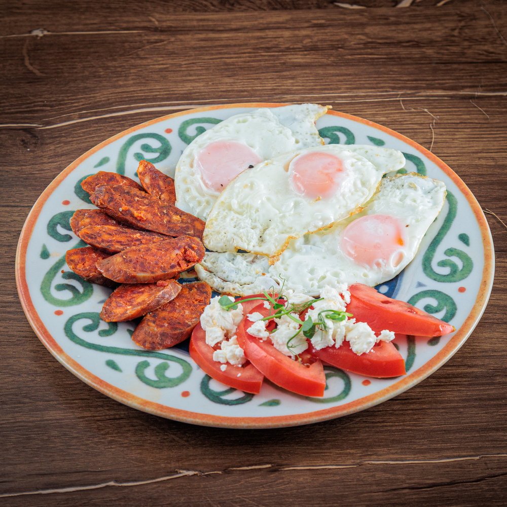 Jaja na oko sa Sremskom kobasicom